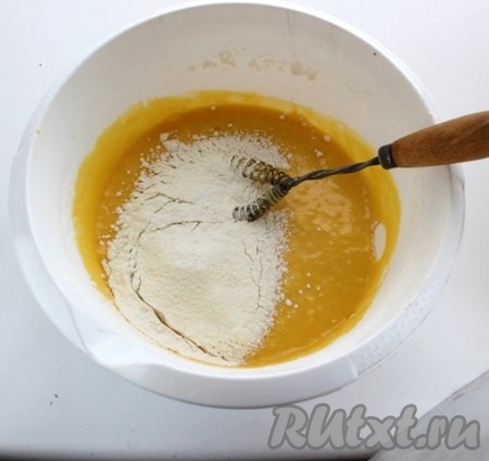 В получившуюся масляную смесь понемногу добавить мучную смесь, каждый раз хорошо перемешивая (я перемешивала венчиком).