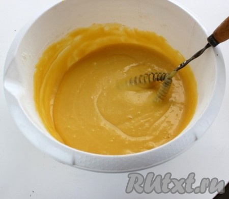 В масляно-мучную смесь добавить яйца с ванильным экстрактом и хорошо перемешать. Получится не очень густое тесто, напоминающее по консистенции сметану средней густоты.
