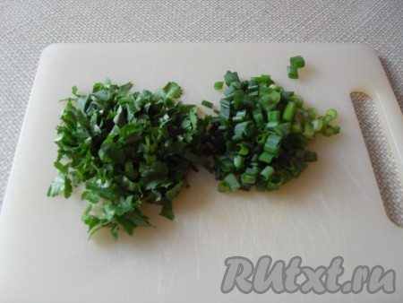 Лук и кориандр покрошить.