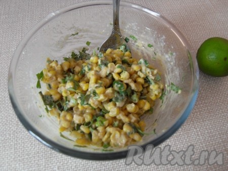 Добавить мелко порезанные лук и кориандр – перемешать.