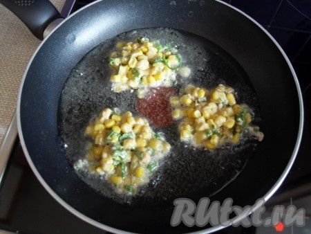 Жарить кукурузные лепешки на растительном масле до румяной корочки.
