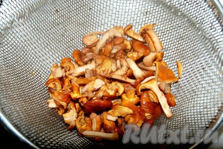 Готовность сваренных грибов определяется тем моментом, когда все грибы опустятся на дно кастрюли. В данном случае (когда грибов было немного) лисички варились 10 минут после закипания. Можно смело выключать огонь, переложить грибы в сито, чтобы вышла лишняя вода.
