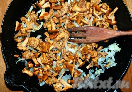 Затем добавить к обжаренному луку отваренные лисички.