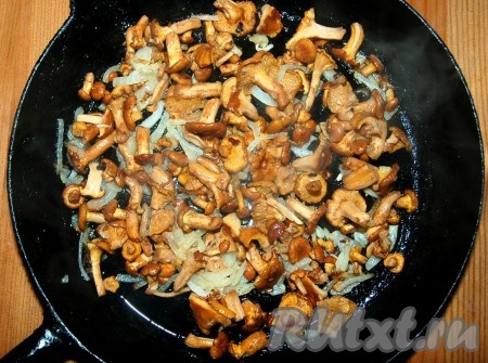 Посолить, поперчить, перемешать и жарить 5-7 минут.