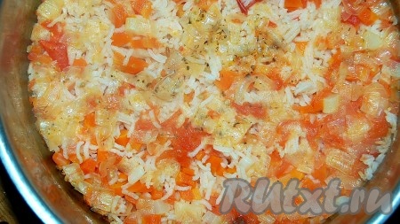 Через 20 минут открыть кастрюлю. Вкуснейший, ароматный рис, прожаренный вместе с овощами, готов.
