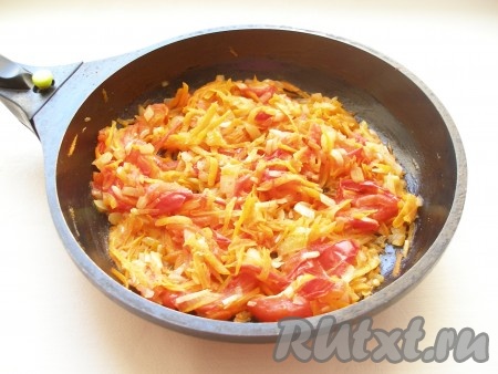 Теперь приготовим соус для запекания фаршированных кабачков, для этого нужно очистить лук, чеснок и морковку. Мелко нарезанный лук и натёртую на крупной тёрке морковь обжарить на растительном масле, помешивая, до мягкости моркови, затем добавить зубчик чеснока, пропущенный через пресс, и нарезанный кубиками помидор, посолить, поперчить и обжарить всё вместе 2-3 минуты на среднем огне, помешивая, снять овощной соус с огня и дать немного остыть.
