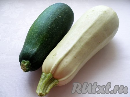 Кабачки вымыть. Если кожура толстая, её можно снять, но лучше выбирать кабачки с тонкой кожурой, ведь кожура придаст кабачкам устойчивость и не даст развалиться при запекании.