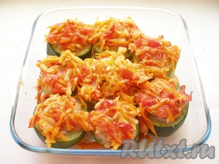 Поверх кабачков разложить оставшийся соус. Духовку разогреть до 200 градусов и запекать кабачки до готовности (30-35 минут).
