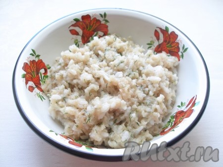 Для приготовления фарша мясо прокрутить на мясорубке вместе с 1 очищенной луковицей, смешать с мелко нарезанной зеленью и отваренным рисом, посолить и поперчить по вкусу, тщательно перемешать.

