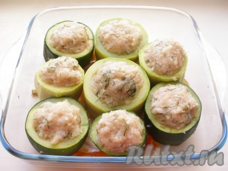 На дно формы для запекания выложить немного соуса. Кабачки нафаршировать мясом, разместить в форме.
