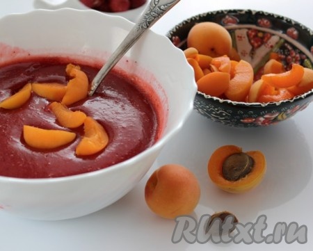 Когда клубничная масса немного загустеет, добавить абрикосы, перемешать.
