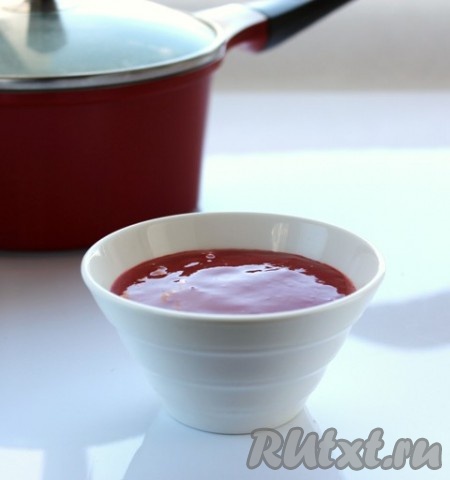 1/3 клубничной массы отделить и подогреть в кастрюльке (если Вы готовите с обычным желатином, а не листовым, то этот этап можно пропустить, а в дальнейшем всё клубничное пюре надо будет смешать с предварительно прогретым желатином).
