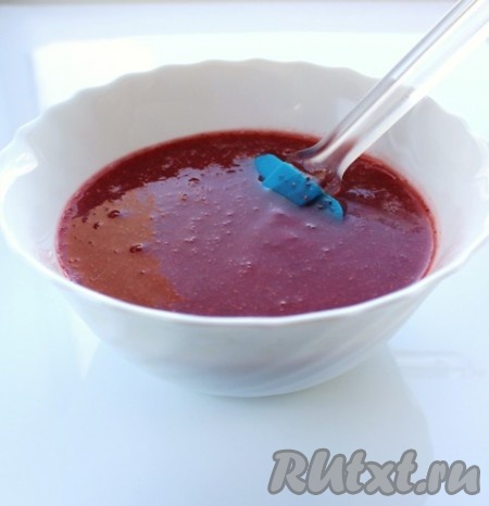 Теплую клубничную смесь с желатином перелить к основной клубничной массе, хорошо перемешать. Убрать смесь клубничного пюре и желатина в холодильник до легкого загустения.
