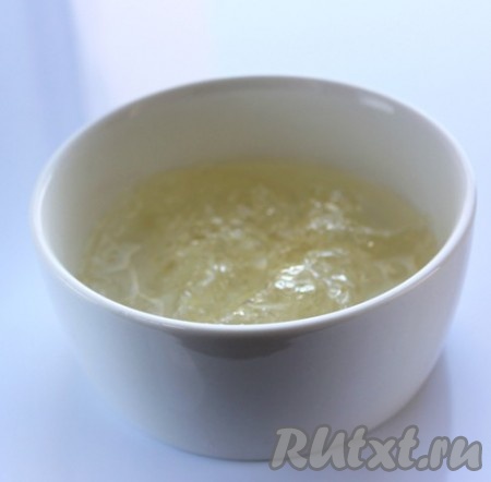 Разбухший листовой желатин отжать от воды и добавить в теплую клубничную массу и перемешать до однородности.
