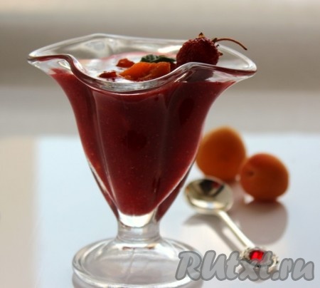 Желе из клубники, приготовленное с добавлением желатина, получается потрясающе вкусным.
