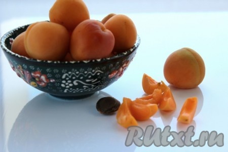 Абрикосы вымыть, обсушить и нарезать, они очень гармонично дополнят этот десерт из клубники. Но если нет абрикосов в наличии, можно обойтись и без них или попробовать заменить на другие фрукты.
