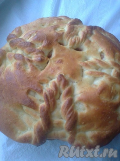 Пирог из дрожжевого теста с вишней