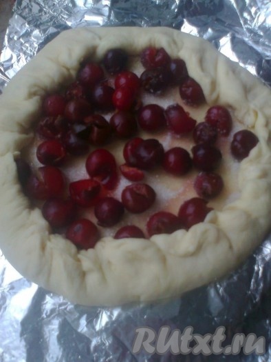 Завернуть края пирога на начинку.