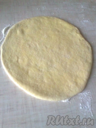 Раскатать 3 круга в пласт толщиной 0,5-0,7 см. Одну часть положить на противень, застеленный промасленной бумагой. Середину круга посыпать одной столовой ложкой сахара.