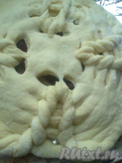 Поверх начинки выложить тесто с украшением из плетения.