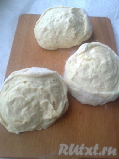 Подошедшее тесто разделить на 3 части.