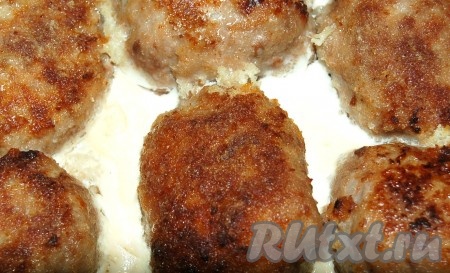 По мере готовности вытащить котлеты из духовки.