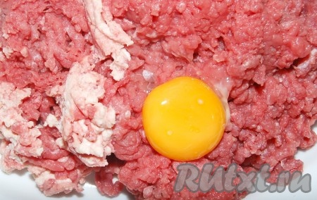 Добавить к мясному фаршу прокрученный белый хлеб, желток, соль. 