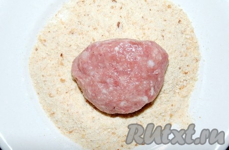 Сформировать котлеты и обвалять их в панировочных сухарях. Сухари можно сделать самим, для этого нужно взять белый хлеб (лучше черствый) и натереть его на терке.