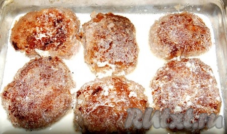 Обжаренные котлеты для детей переложить в огнеупорную форму и залить сливками, оставшимися от замачивания белого хлеба. Отправить форму с котлетами в заранее нагретую до 200 градусов духовку на 25 минут.
