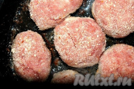 Обжарить котлеты на растительном масле с двух сторон.