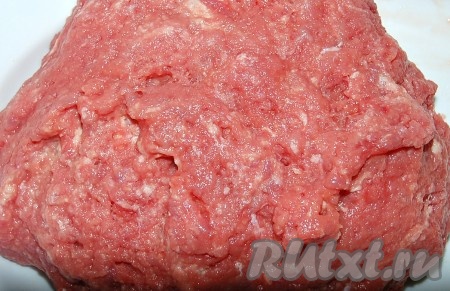 Перемешать и сильно отбить фарш, чтобы котлеты получились мягкие и нежные.