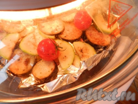 Закрыть крышку аэрогриля, установить температуру 230 градусов и время 20 минут. По истечении времени открыть крышку перевернуть овощи и готовить еще 10 минут при той же температуре. Готовые овощи переложить на тарелку. Таким же образом приготовить оставшуюся часть овощей.