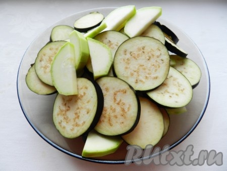 Кабачки и баклажаны вымыть, нарезать кружочками и полукружочками, в зависимости от размера, толщиной 0,3 см.