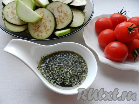 Для соуса смещать оливковое масло, бальзамический уксус, соль, перец, выдавить зубчик чеснока, всыпать итальянские травы и перемешать.