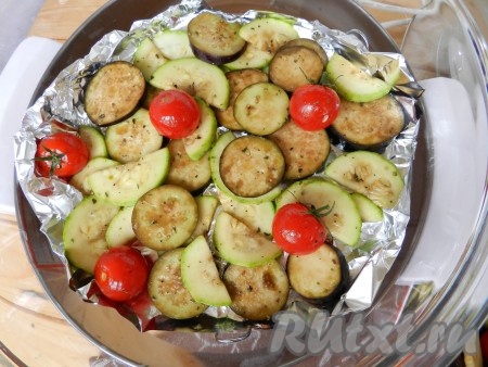 Верхнюю решетку аэрогриля застелить фольгой, выложить половину овощей в один слой.