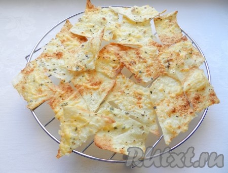 Готовые чипсы аккуратно снять с противня, переложить на решетку, остудить.