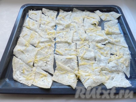 Разрезать лаваш на небольшие ромбики или треугольники. Удобно это сделать ножницами. Поставить противень в разогретую до 180 градусов духовку на 8-10 минут. Следите, чтобы чипсы не подгорели!