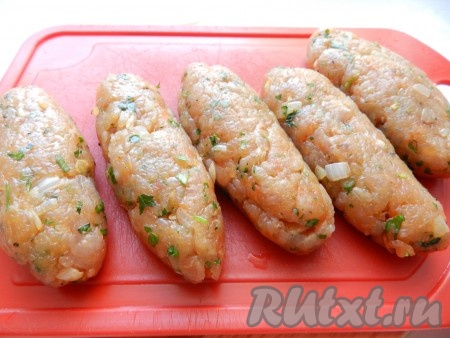 Из фарша сформовать небольшие продолговатые кебабы.