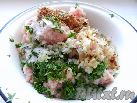 Фарш пропустить через мясорубку с крупной решеткой. Добавить в фарш обжаренный лук, мелко нарезанную зелень, чеснок, пропущенный через пресс, соль, табаско и специи. Тщательно вымесить фарш. Желательно для кебаба готовый фарш отбить об стол, это смягчит фарш и укрепит форму будущих кебабов.