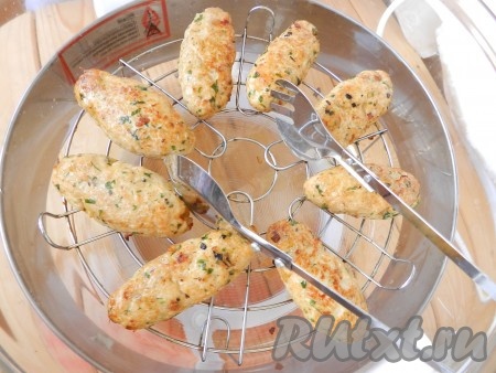  Затем перевернуть и готовить еще 10 минут при той же температуре.