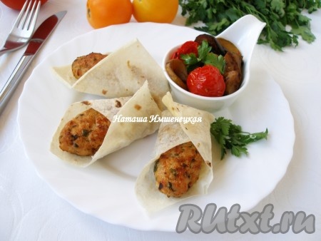 Аппетитные кебабы, приготовленные в аэрогриле, завернуть в лаваш и подавать на стол.
