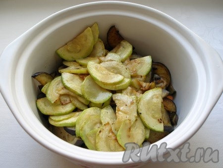 Обжарить кабачки и тоже переложить в кастрюлю.