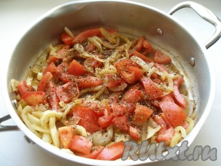 Обжарить болгарский перец, добавить нарезанные помидоры, пропущенный через пресс чеснок, соль и специи. Обжарить все вместе, пока помидоры не пустят сок.