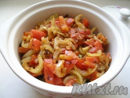 Переложить в кастрюлю к остальным овощам для соте.
