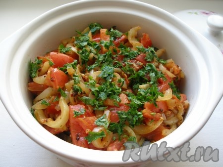 Добавить мелко нарубленную зелень, влить соевый соус, перемешать и поставить соте тушиться на медленном огне примерно 30 минут, периодически перемешивая, чтобы овощи не подгорели.