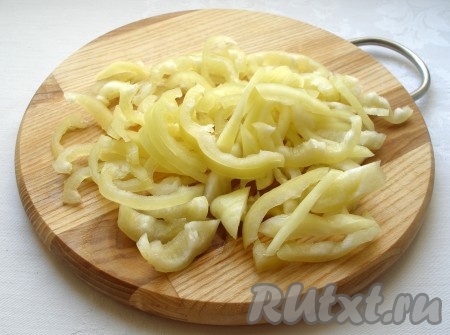 Нарезать болгарский перец.