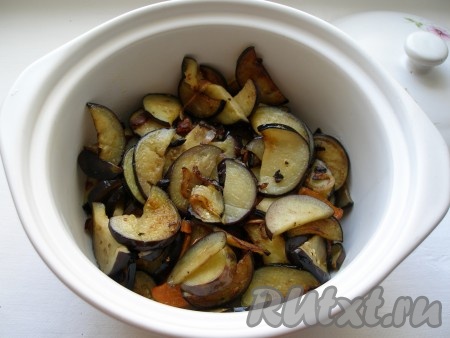 Переложить обжаренные овощи в кастрюлю, в которой они будут тушиться.