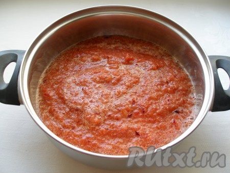 Пюре из слив выложить в кастрюлю, влить масло, поставить на огонь и довести до кипения, постоянно помешивая. Затем добавить соль, сахар, специи. Чеснок пропустить через пресс, острый перец очистить от семян и, не разрезая, тоже добавить в соус. 