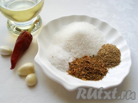 Подготовить масло, соль, сахар и специи. Специи для сливового соуса можно подобрать по своему вкусу, что-то убавить или прибавить, сделать соус более или менее острым. Пробуйте в процессе приготовления. Я в качестве специй добавила молотый кориандр и смесь специй, в которую входили чёрный молотый перец, паприка, сушёные укроп, базилик, кинза, тархун, майоран.