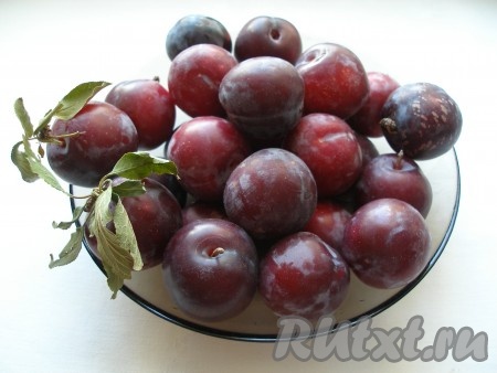 Подготовить сливы, вымыть, очистить от веточек.